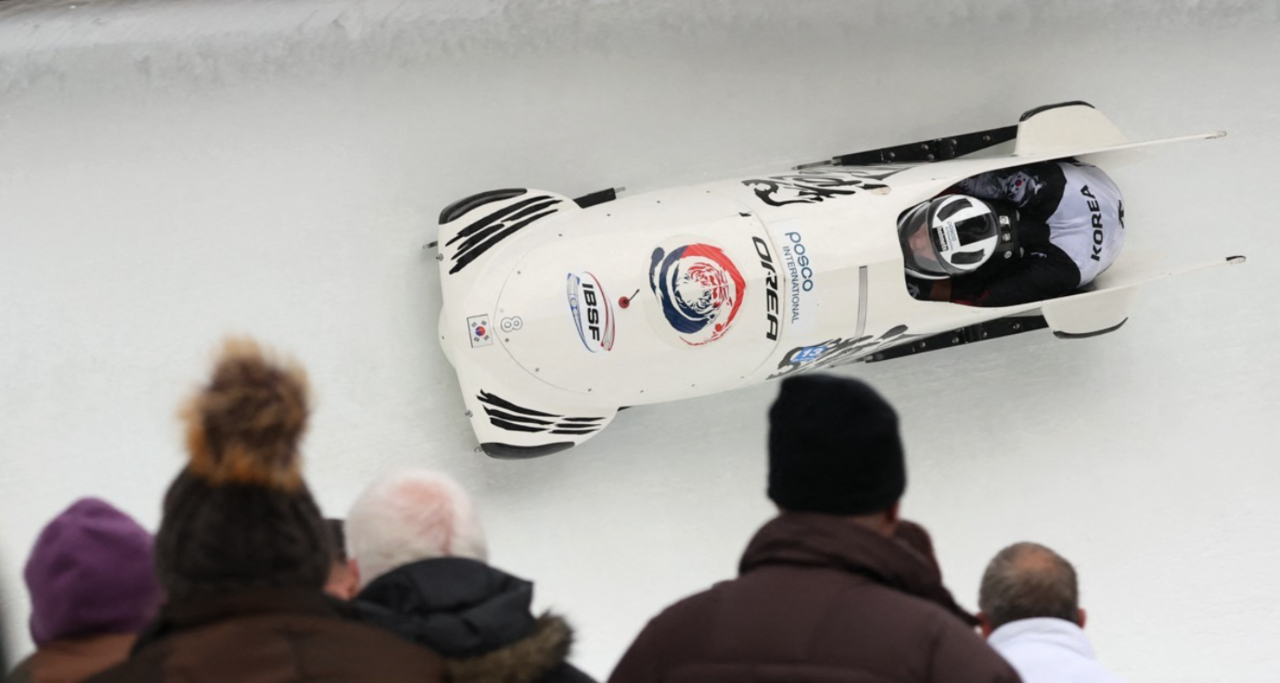 Kim Jin-su and Kim Hyeong-geun are in action during the two-man bobsled event during the IBSF Bobsleigh and Skeleton World Cup in Germany on Jan. 17. (Reuters-Yonhap)