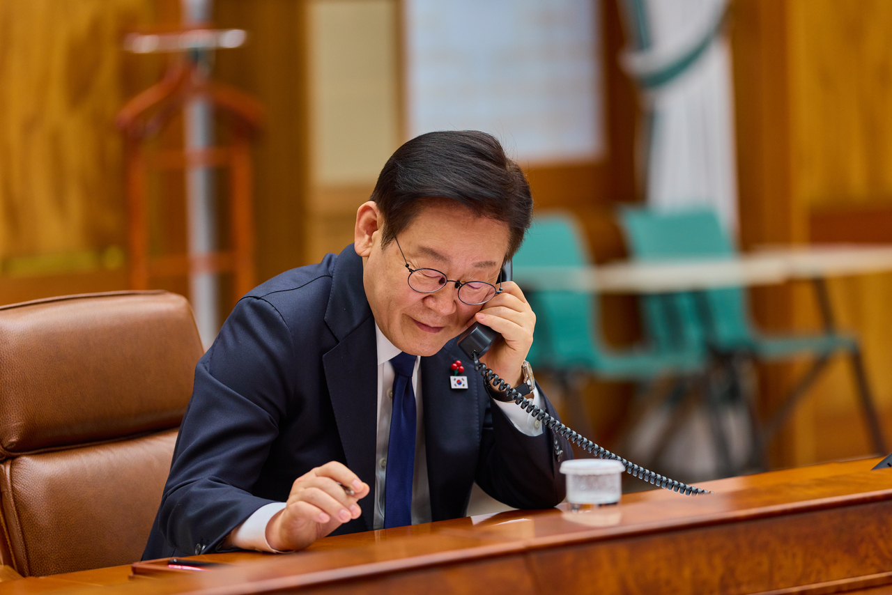 South Korean President Lee Jae-myung speaks by phone with To Lam, General Secretary of the Communist Party of Vietnam, at Cheong Wa Dae on Friday, following To Lam’s reappointment at the party’s 14th national congress.