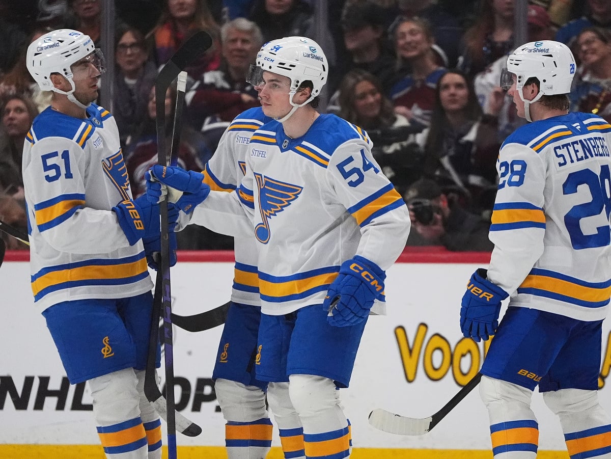 Dalibor Dvorský (v strede) oslavuje gól so spoluhráčmi