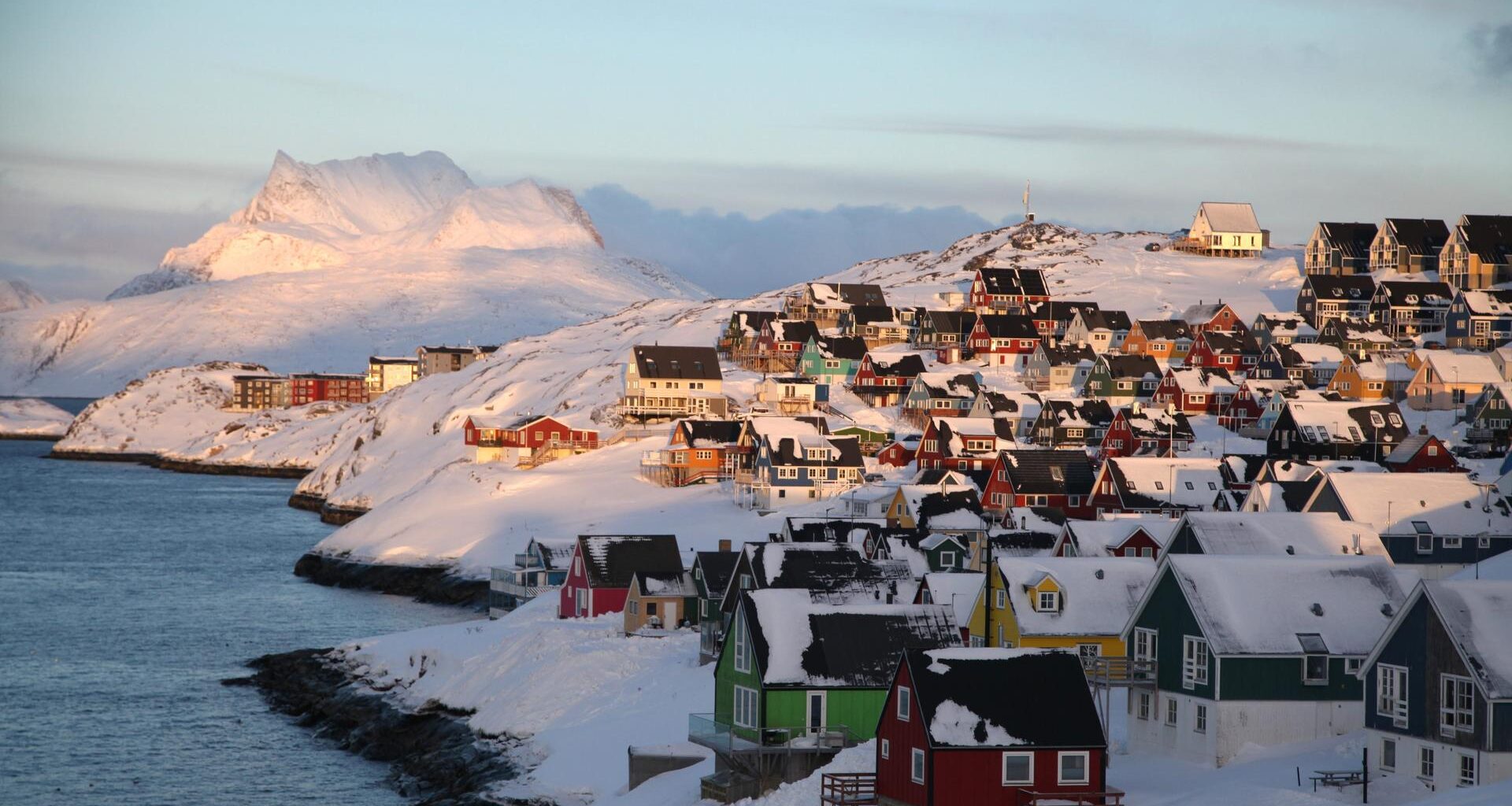 Die Sonne geht über einem Teil der grönländischen Hauptstadt Nuuk unter.