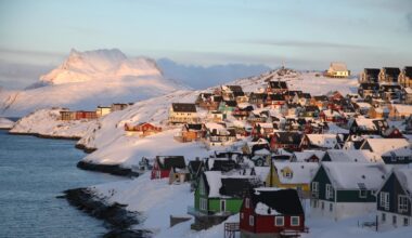 Die Sonne geht über einem Teil der grönländischen Hauptstadt Nuuk unter.