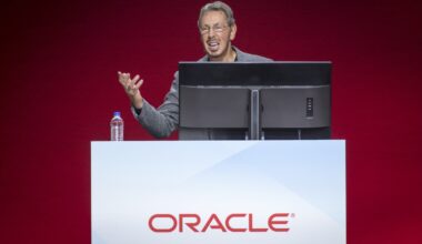 Larry Ellison, co-founder and executive chairman of Oracle Corp., speaks during the Oracle OpenWorld 2018 conference in San Francisco, California, U.S., on Monday, Oct. 22, 2018. Ellison announced a series of updates injecting more automation and intelligence into Oracle's cloud applications. Photographer: David Paul Morris/Bloomberg