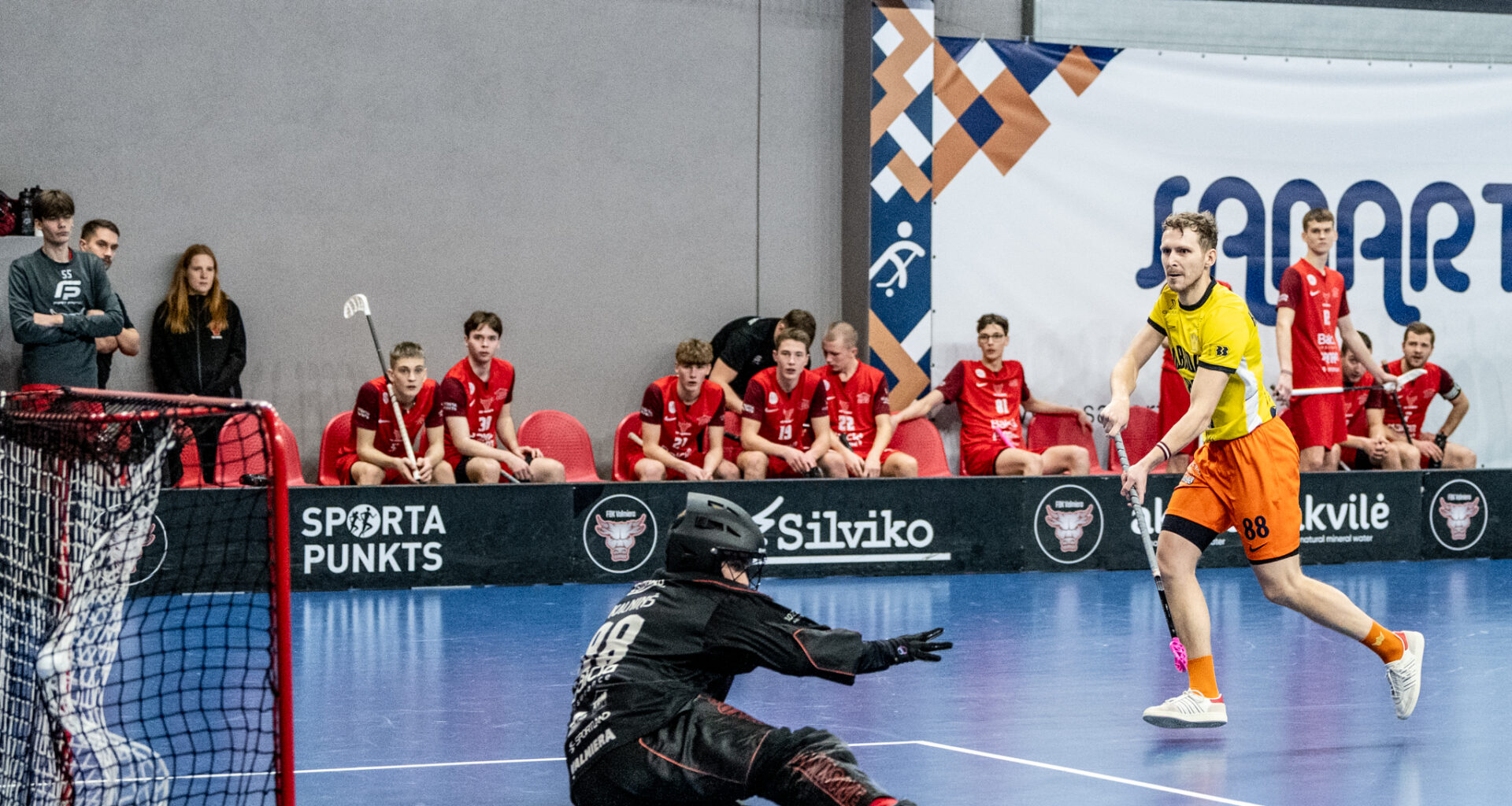 Latvijas Florbola savienība » LV » 2020/2021 » Jaunumi » Vicelīderi spēli Valmierā sāk ar 4:0 un nosargā uzvaru