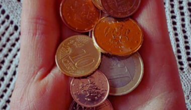 Bulgaria: Small Shops Struggle to Give Change as Bulgaria Switches to Euro