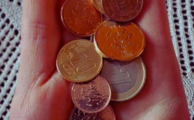 Bulgaria: Small Shops Struggle to Give Change as Bulgaria Switches to Euro