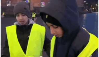 Rasmus Stoklund: Igen i år ryddede Muslimer for Fred op på Rådhuspladsen. Det er et stærkt og flot initiativ. Tak for indsatsen og bidraget til fællesskabet. 
Godt nytår! 🚀🇩🇰😊