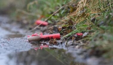 Levitte a petárda három ujját egy római fiatalnak, a kórházból visszament petárdázni, mire az arcába robbantott és kilőtte a szemét