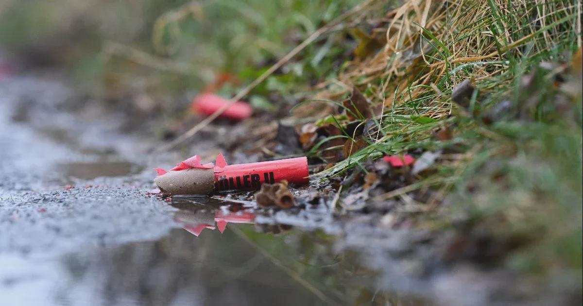 Levitte a petárda három ujját egy római fiatalnak, a kórházból visszament petárdázni, mire az arcába robbantott és kilőtte a szemét