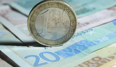 monedă euro pe bancnote euro