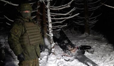 Ein Mann steht neben einer angeblich abgeschossenen ukrainischen Drohne