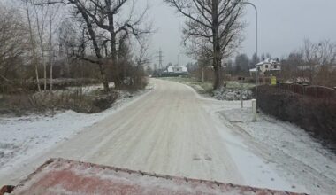 Ceļu apstrāde ar pretslīdes materiāliem