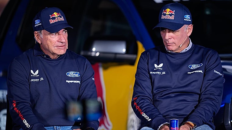 Carlos Sainz y Lucas Cruz durante su presentación con Ford para correr el Dakar 2026
