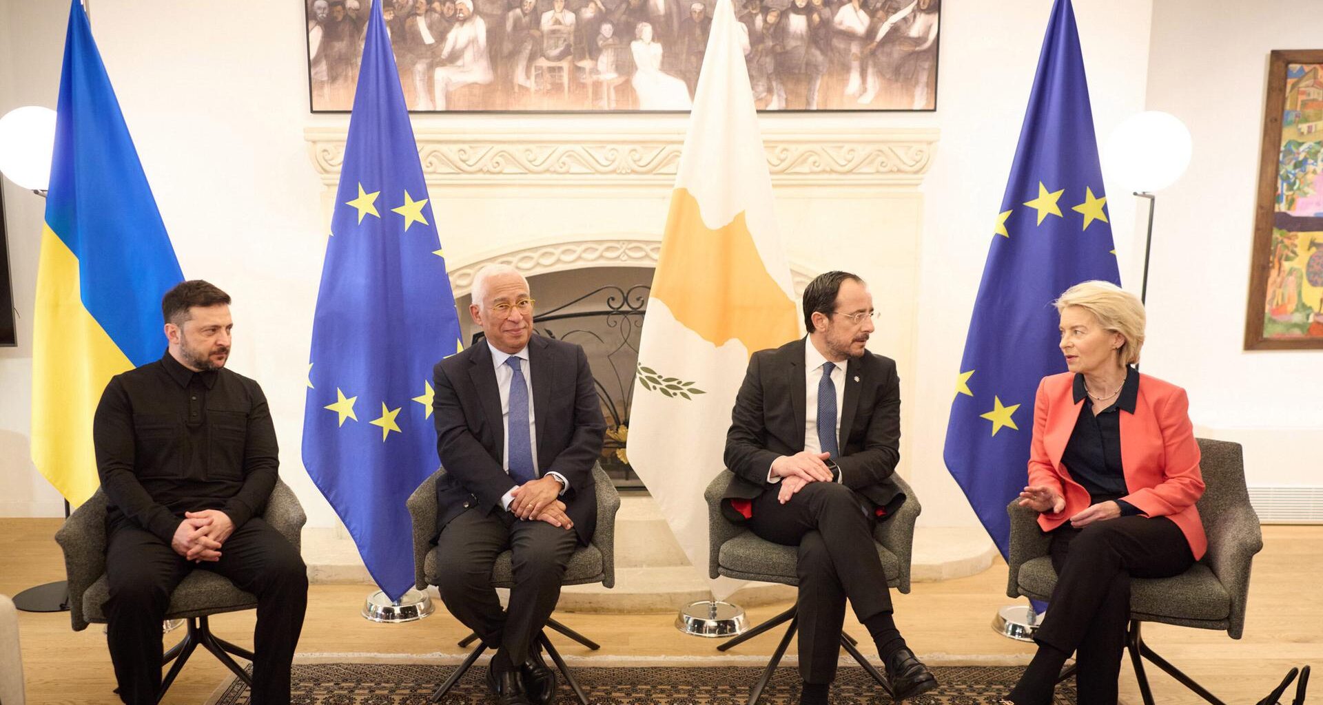 Der ukrainische Präsident Wolodymyr Selenskyj zum Auftakt der EU-Ratspräsidentschaft von Zypern zu Besuch in Nikosia mit EU-Ratspräsident António Costa, Zyperns Präsident Nikos Christodoulides und Kommissionspräsidentin Ursula von der Leyen (von links)