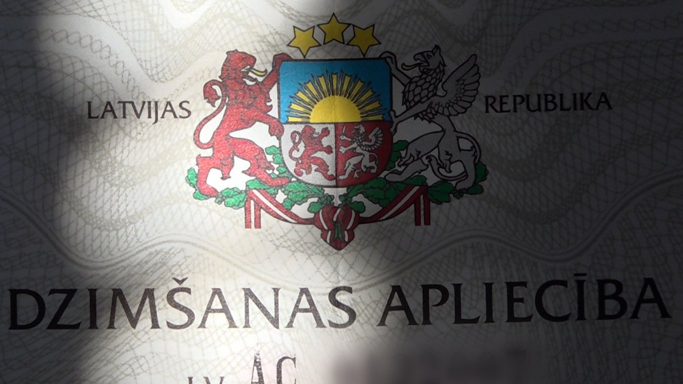 Dzimšanas apliecībā nav tēva. Beļģijā dzimuša latviešu mazuļa ģimene ierauta juridiskā juceklī / Raksts