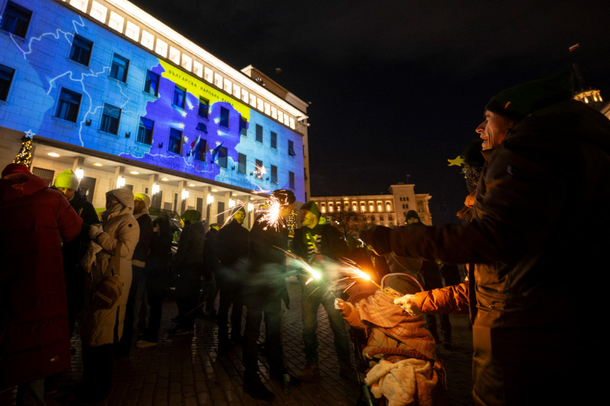 Βούλγαροι υποδέχθηκαν τη νέα χρονιά και το ευρώ με πυροτεχνήματα μπροστά από την Εθνική Τράπεζα