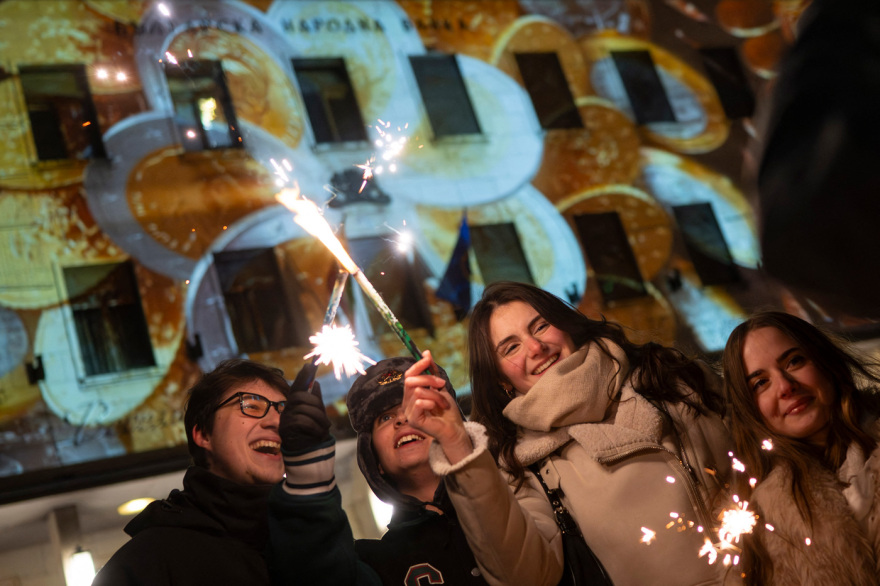 Βούλγαροι υποδέχθηκαν τη νέα χρονιά και το ευρώ με πυροτεχνήματα μπροστά από την Εθνική Τράπεζα