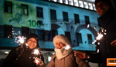 Βούλγαροι υποδέχθηκαν τη νέα χρονιά και το ευρώ με πυροτεχνήματα μπροστά από την Εθνική Τράπεζα