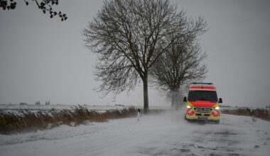 Ein Rettungswagen weicht Schneeverwehungen aus.