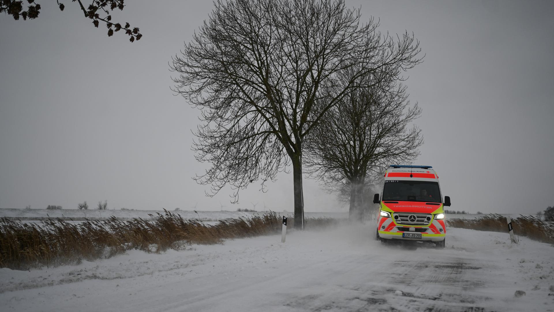 Ein Rettungswagen weicht Schneeverwehungen aus. 