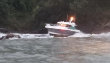Two rescued from boat stranded on rocks north of Auckland