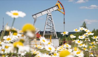 Oil slips on renewed oversupply concerns despite geopolitical risks