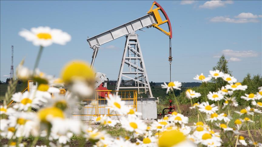 Oil slips on renewed oversupply concerns despite geopolitical risks