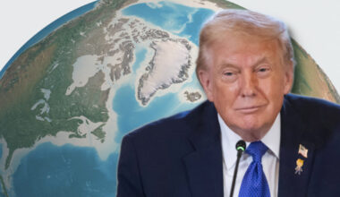 Trump schaut auf eine Karte Grönlands (Fotocollage).