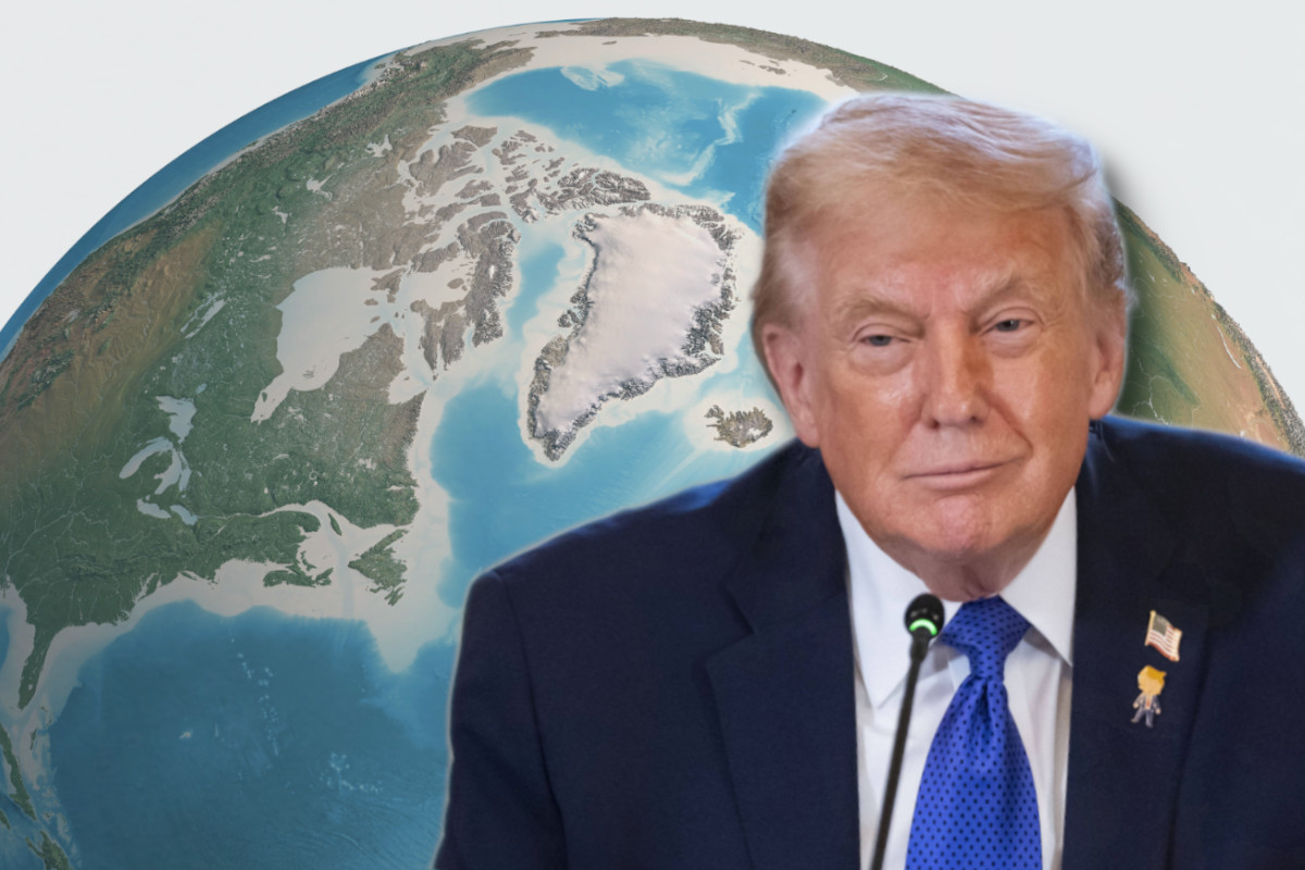 Trump schaut auf eine Karte Grönlands (Fotocollage).