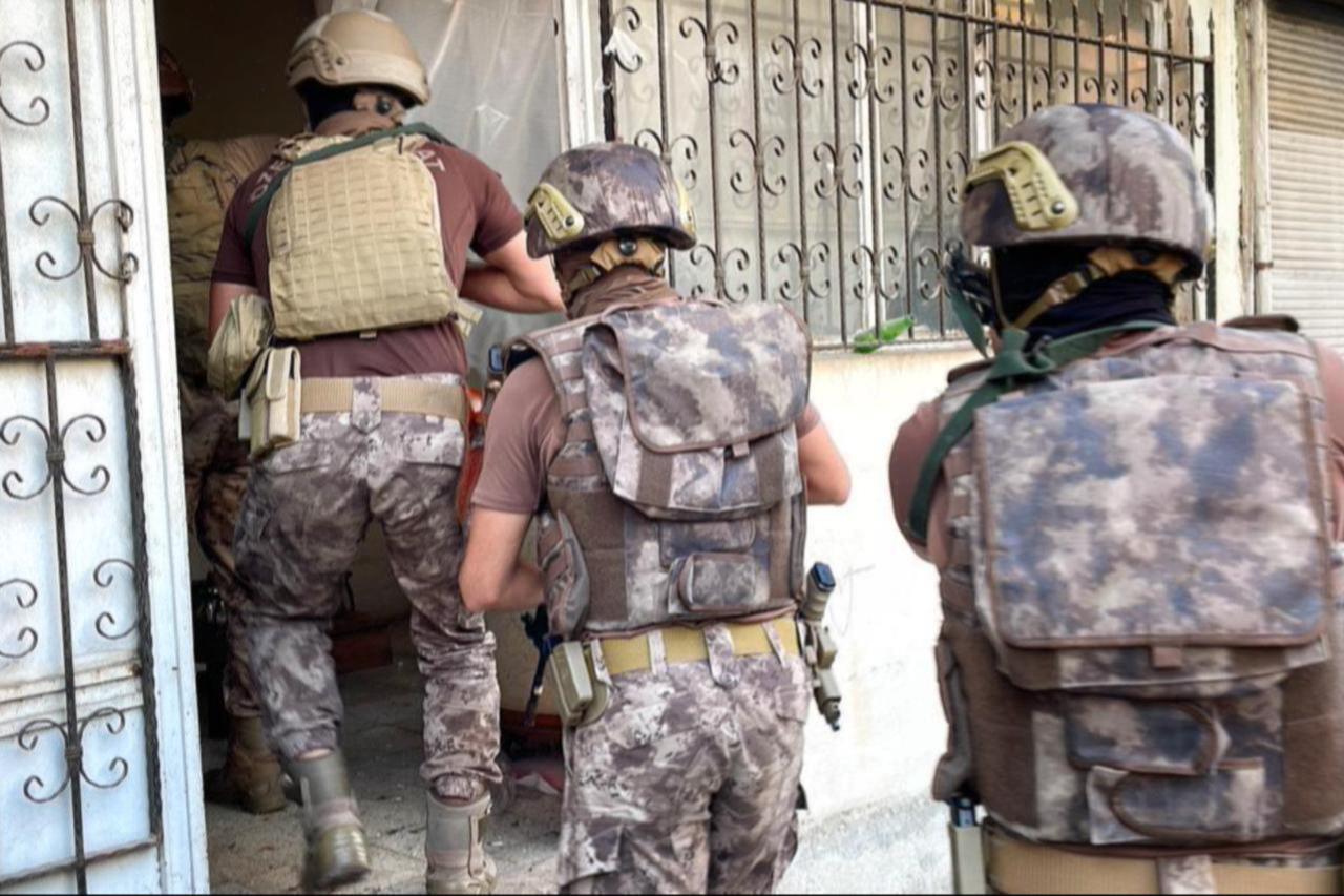 Officers from the Türkiyes Police Special Operations Department during an operation targeting Daesh terrorist organization, date and time undisclosed. (AA Photo)