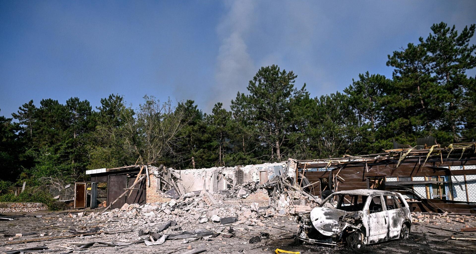 Ein Gebäude, das durch einen Luftangriff russischer Streitkräfte in der Region Saporischschja zerstört wurde.