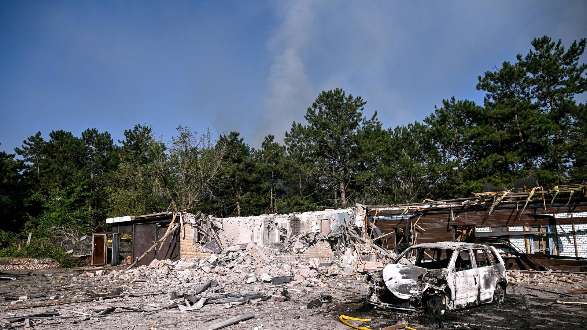Ein Gebäude, das durch einen Luftangriff russischer Streitkräfte in der Region Saporischschja zerstört wurde.