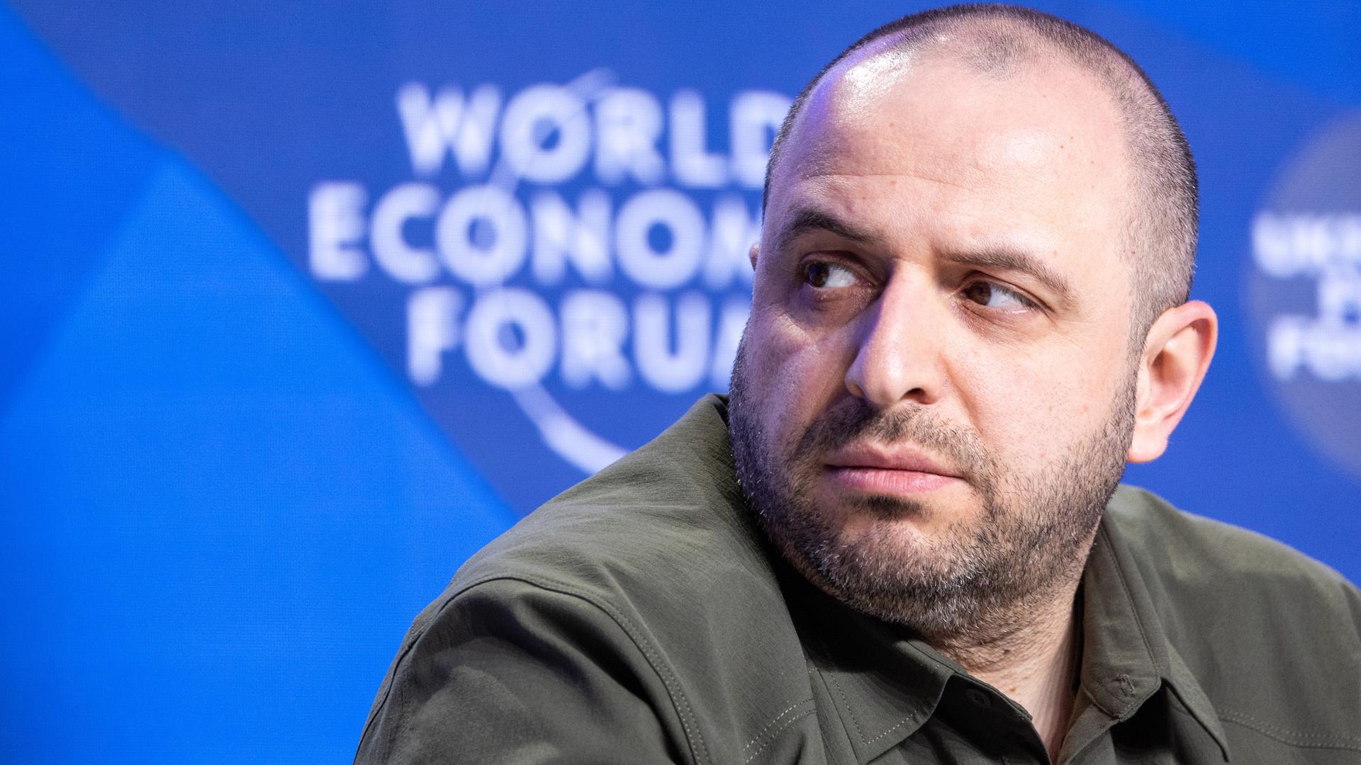 Rustem Umjerow sitzt an einem Tisch einer Pressekonferenz und blickt nach rechts.