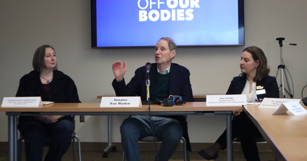 Sen. Wyden outlines woes of health care in Oregon during Eugene visit