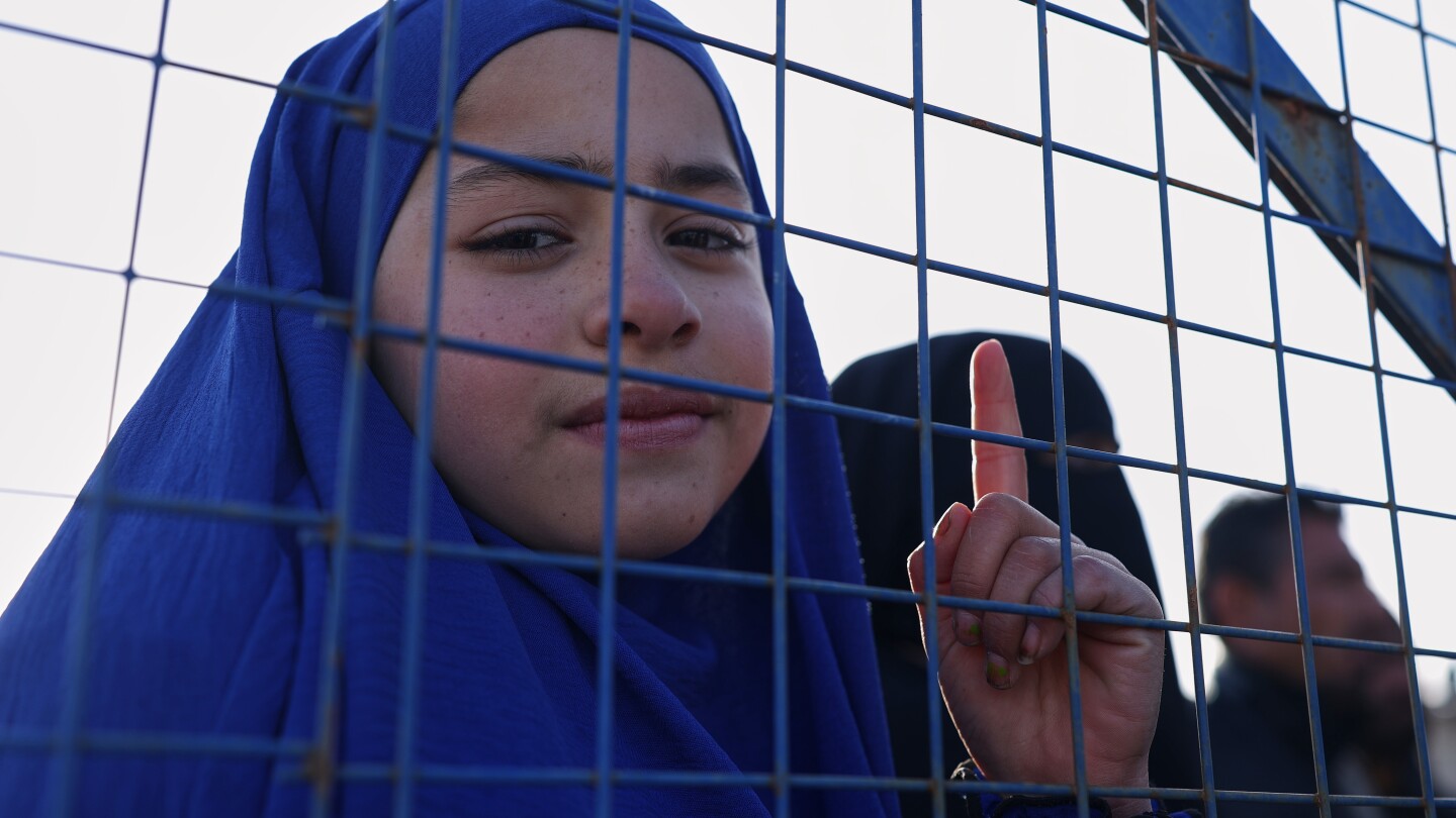 US starts transferring IS detainees from Syria to Iraq