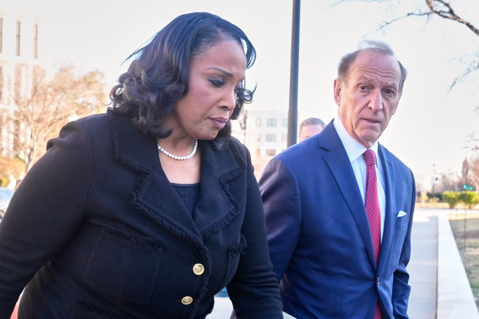 Supreme Court seems inclined to keep Lisa Cook on Fed board