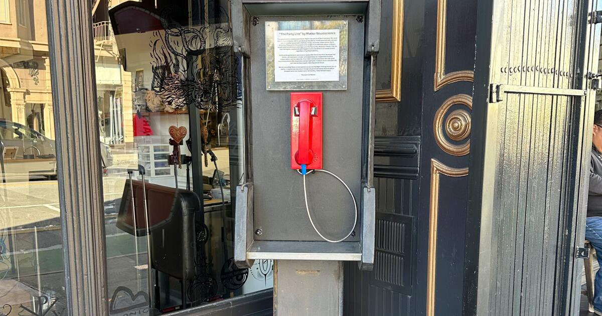 California-to-Texas pay phone sparks conversations across party lines