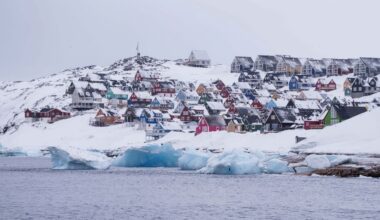 Bunte, schneebedeckte Häuser in Nuuk sind vom Meer aus zu sehen. (zu dpa: «Berlin weist Trumps Besitzansprüche auf Grönland zurück»)