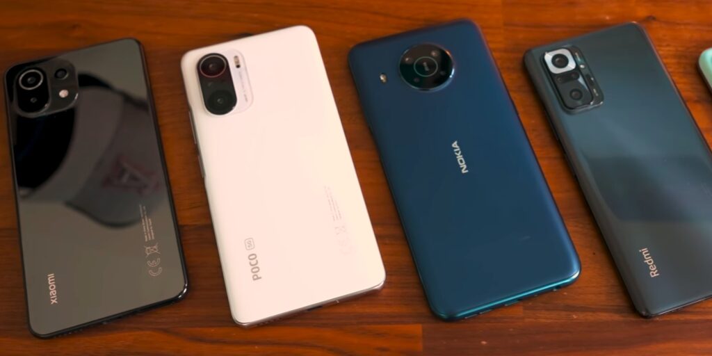 Collection of various brand smartphones representing the refurbished mobile device market that Colombian startup Refurbi serves across Latin America.