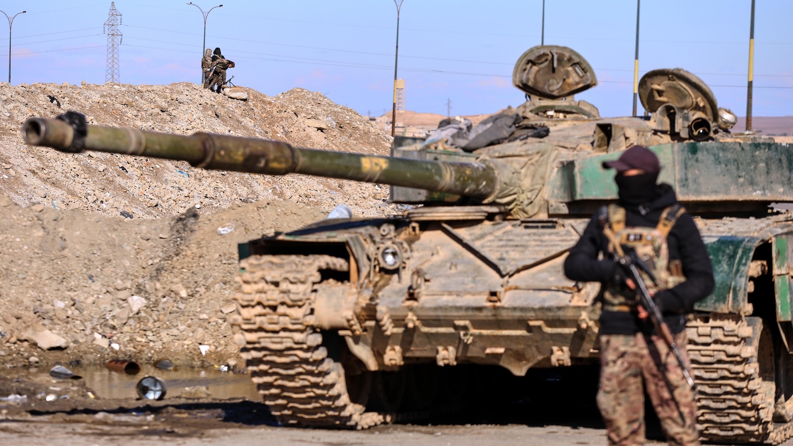 Syrian interior ministry: 120 Islamic State group members escape from prison amid clashes