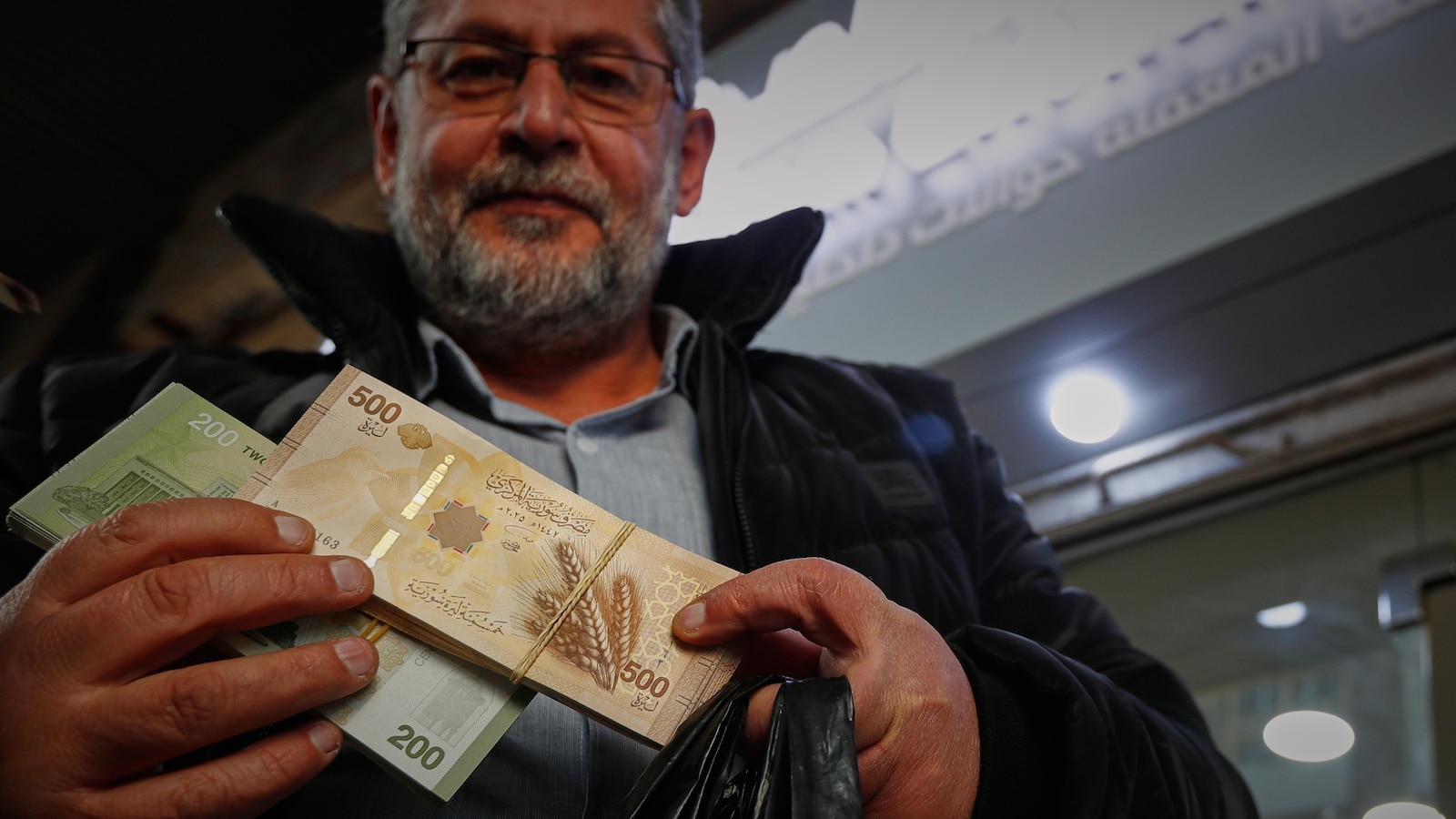 Syria begins circulating new post-Assad currency bills