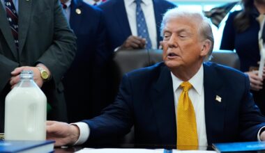 Trump signs a law returning whole milk to school lunches