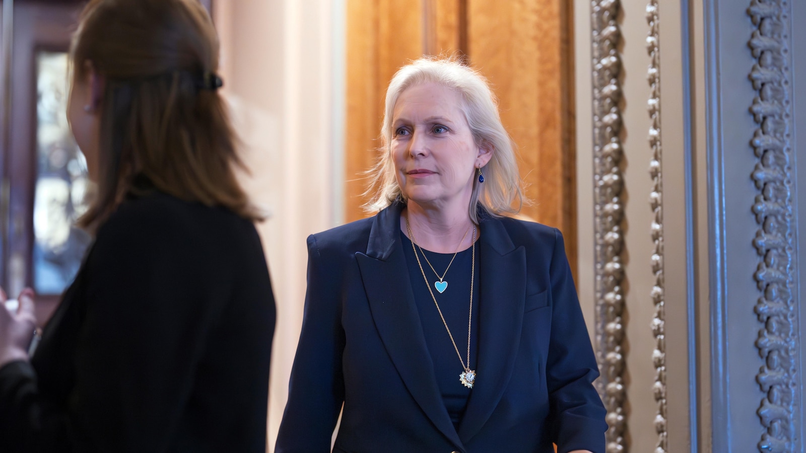 Senators launch a cross-party effort to end stock trading by lawmakers