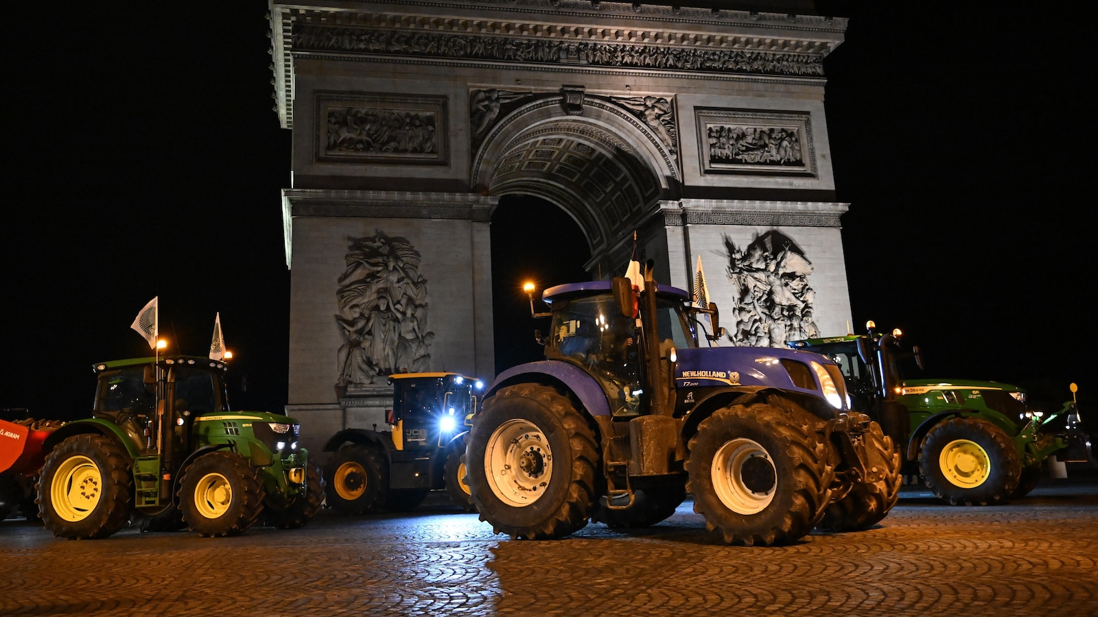 French farmers drive 350 tractors to Parliament to protest low incomes, EU trade deal