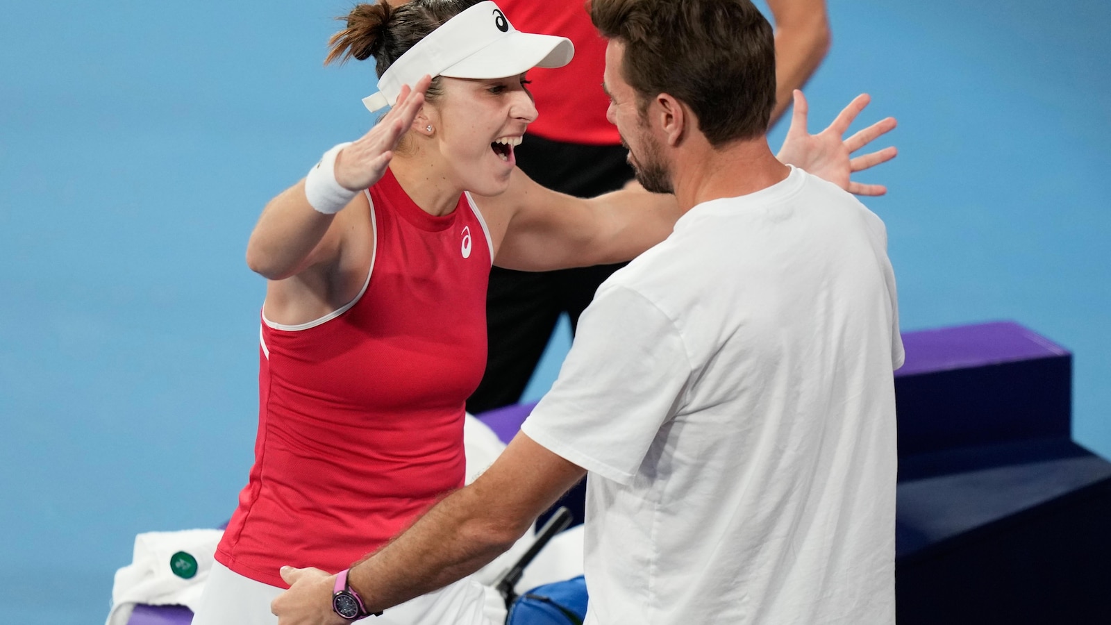 Bencic rallies past Swiatek to give Switzerland lead in United Cup final