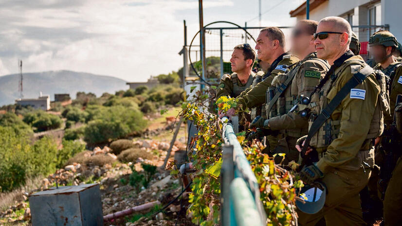 IDF chief Eyal Zamir with military generals in the West Bank (Photo: IDF) ืฆืคื ืืืฆืืช ืืืื ื ืืกืฃ ืืื ืืฆืคืื ืืฉืืืจืื. ืืจืืืโื ืืกืืืจ ืืืจืื ืื ืฉื