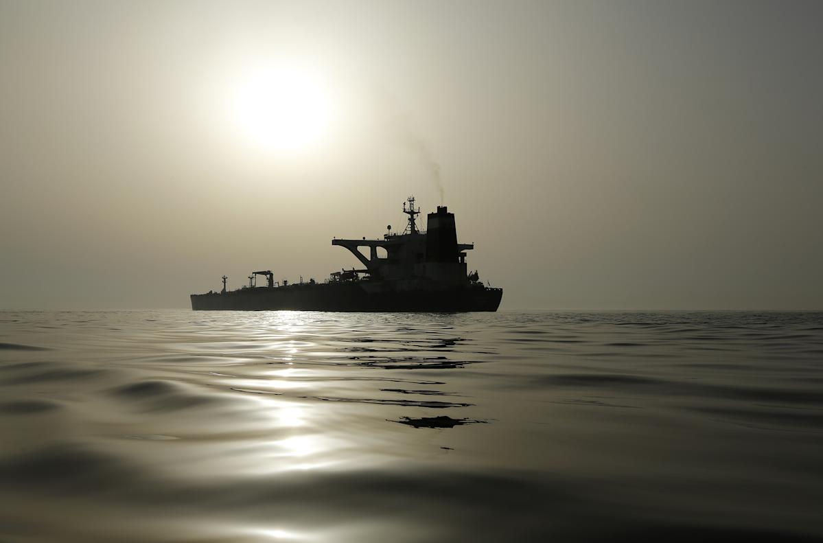 Oil Holds Gains as Traders Focus on Supply Risks in Middle East