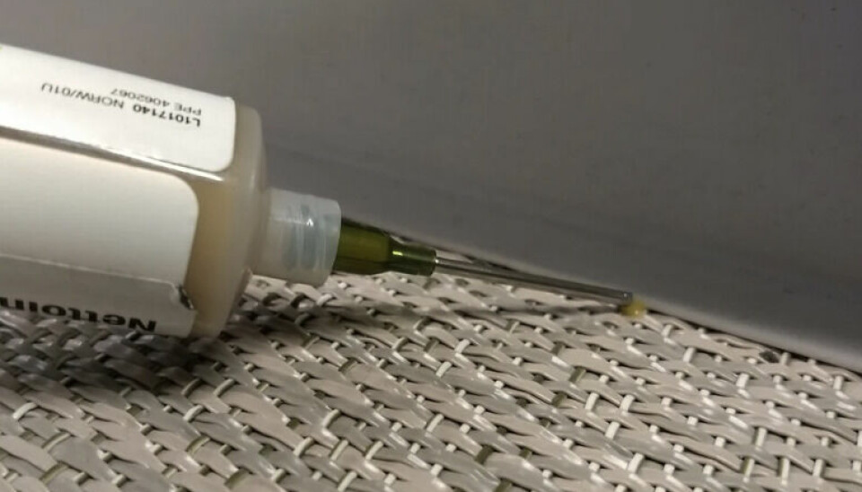 Tube med insektmiddel som legger en liten åtedråpe langs en vegglist.