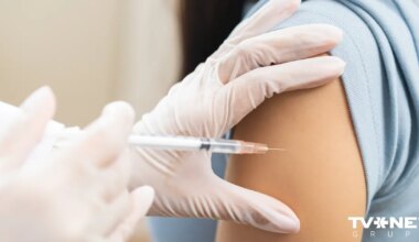 Pie ukraiņu dzejnieka Tarasa Ševčenko pieminekļa notiek ukraiņu kopienas iniciēta Pateicības diena Latvijas tautai, lai pateiktos par sniegto patvērumu, palīdzību un atbalstu, publiski izpildot Latvijas valsts himnu latviešu valodā.