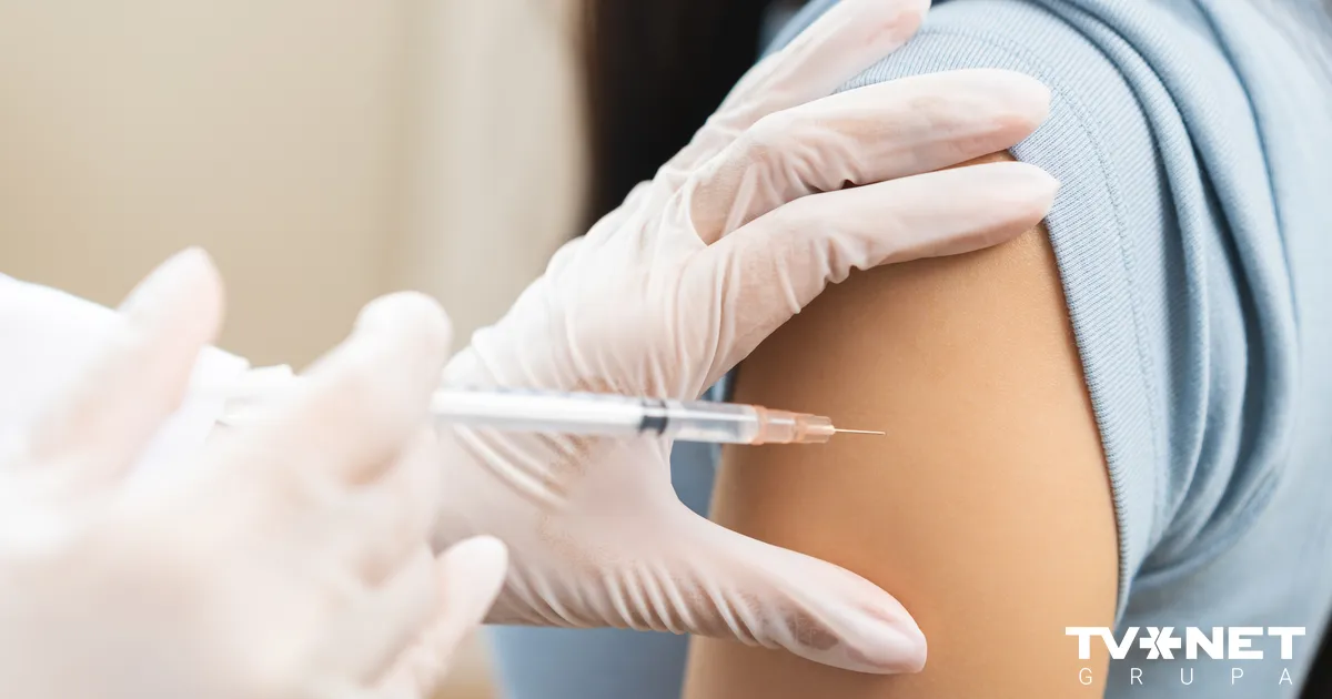 Pie ukraiņu dzejnieka Tarasa Ševčenko pieminekļa notiek ukraiņu kopienas iniciēta Pateicības diena Latvijas tautai, lai pateiktos par sniegto patvērumu, palīdzību un atbalstu, publiski izpildot Latvijas valsts himnu latviešu valodā.