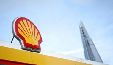 Shell profits climb despite falling oil prices